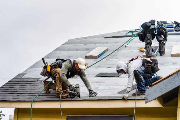 Professional Gutter Installation technician working in Como, WI